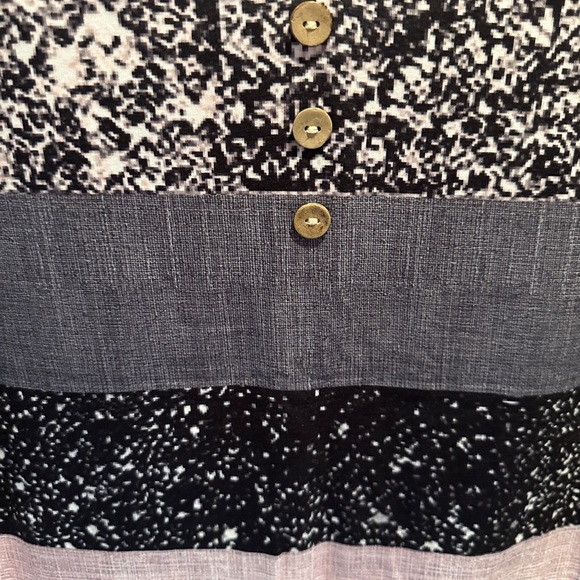 Chic Sleeveless Tank Top with Button Detail - Picture 2 of 4